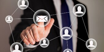 Person klickt auf eine E-Mail-Taste
