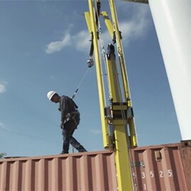 Arbeiter auf einem Dach