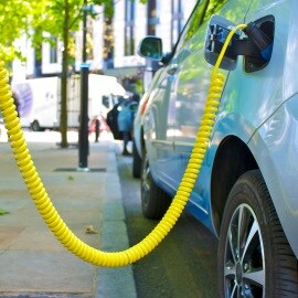 Ein Elektroauto wird aufgeladen