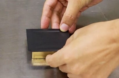 Person demonstriert Erdungs- und Abschirmungsmethode