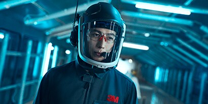 Anwender, der das 3M Versaflo Gebläseatemschutzsystem mit dem Helm der Serie M-300
