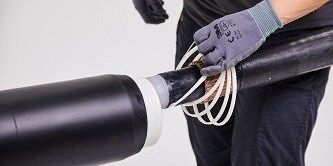 Ein Bild, das die Verwendung von Stromkabeln mithilfe von Kaltschrumpftechnik zeigt
