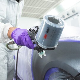 Ein Mann lackiert ein Auto mit der 3M PPS 2.0 Hochleistungslackierpistole