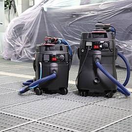 Bild von zwei Exzenterschleifsystemen in einer Lackierwerkstatt