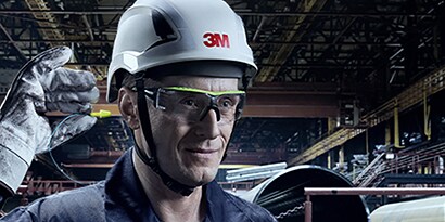 Das Bild zeigt einen Arbeiter, der den gebänderten 3M E-A-R Ohrstecker mit flexibler Passform anbringt
