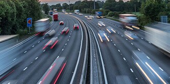 Autobahn mit Fahrbahnmarkierungen
