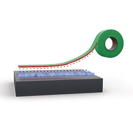 Elektrostatische Haftung findet am häufigsten bei Klebebandanwendungen statt. Grafik, die die elektrostatische Haftung eines Klebebands auf einem Substrat veranschaulicht