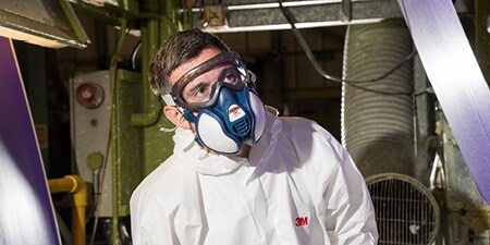 Anwender trägt Vollsicht-Schutzbrille und wartungsfreie Atemschutzmaske
