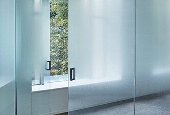 Glaswände und -türen eines Konferenzraums mit mattierten FASARA Glasdesignfolien.
