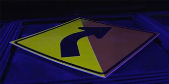 Fluoreszierendes gelbes Straßenschild
