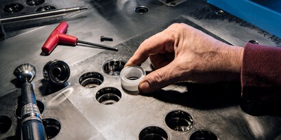 Berücksichtigen Sie bei der Auswahl von Klebstoffen für gefertigte Kunststoffteile auch alle eventuell vorhandenen Formtrennmittel. 
