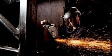 3M Cubitron gebundene Schleifscheibe im funkensprühenden Einsatz 
