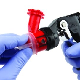 Befestigung der Düse an der Accuspray™ Lackierpistole
