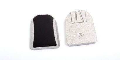 Produktaufnahme von Spiegelknöpfen mit 3M™ Strukturklebeband
