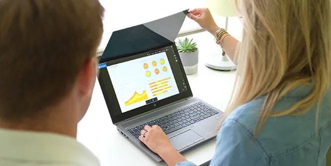 Die 3M™ COMPLY™ Hochklapp-Befestigung für Laptops im Einsatz

