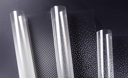 Drei abgewickelte Rollen von 3M FASARA Glasdesignfolien mit Punktabstufungsmustern
