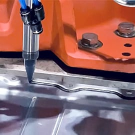 Nahaufnahme der Applikation von Sealant SZ1000 auf ein Batteriegehäuse.