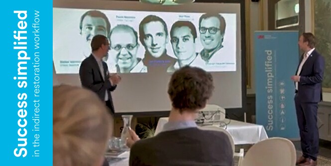 Gruppe von Personen, die sich eine Präsentation zum Thema „Success Simplified“ ansehen
