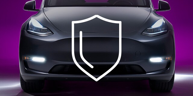 Stoßstange eines E-Autos mit mattgrauer Wrap-Folie und Lackschutzfolie mit Schild-Symbol
