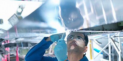 Ingenieure arbeiten an der Struktur eines Flugzeugs
