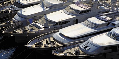 Bild zeigt eine Sammlung von Booten in einem Hafen