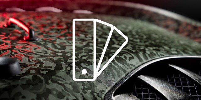 Detailaufnahme der Tarnmuster-Folie mit Mustersymbol auf der Motorhaube 
