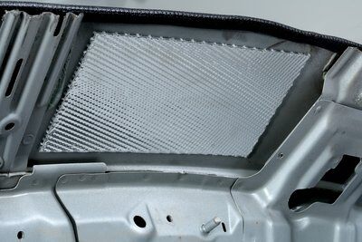 Vorinstallierter Dachhimmel mit 3M™ Engineered Damping Material
