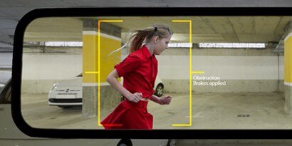Elektronischer Rückspiegel zeigt das Bild eines Mädchens, das in einem Parkhaus läuft
