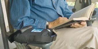 Mann auf einem Stuhl sitzend mit einer ACTIV.A.C.™ Therapieeinheit
