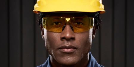 Mann mit Schutzbrille mit gelber Scheibe
