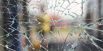 Zerbrochenes Fensterglas
