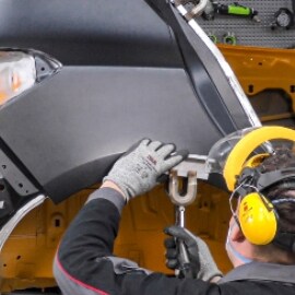 Techniker beim Installieren des Ersatz-Karosserieteils
