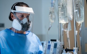 Wie wird ein effektives Programm für persönliche Schutzausrüstung (PSA) auf der Intensivstation implementiert?
