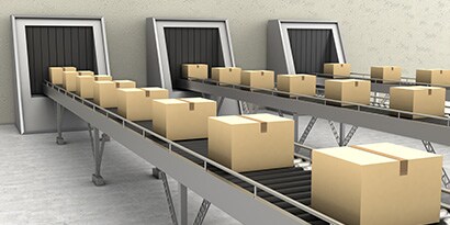 Bild von drei Förderbändern mit verschlossenen Kartons
