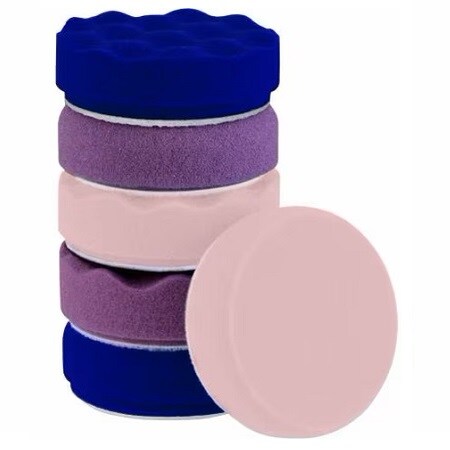 Bild eines Stapels von 3M™ Finesse-it™ Premium-Schaumstoff-Polierpads
