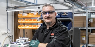 Männer, die mit Schutzbrillen arbeiten
