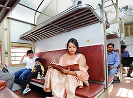 Passagiere in einem Zug in Indien