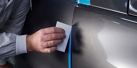 Das 3M™ Soft Edge Foam Abdeckband PLUS wird zum Abdecken einer Tür verwendet
