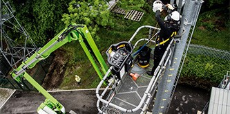 Bei der Arbeit auf mobilen Hubarbeitsbühnen wird eine PSAgA benötigt
