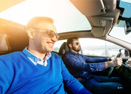 Panorama-Sonnendach im lichtdurchfluteten Innenraum eines Fahrzeugs mit Fahrer und Beifahrer