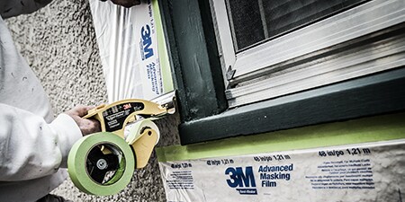 Professioneller Dekorateur nutzt 3M Maler-Abdeckfolie und -papier zur Lackiervorbereitung
