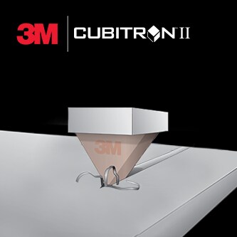 Schleifkorn, das eine Oberfläche bearbeitet, darüber das 3M Cubitron II Logo
