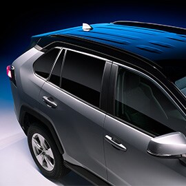 Schräge Ansicht der Premium-Fenster auf der Beifahrerseite eines Luxus-Geländewagen
