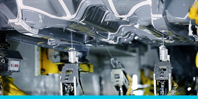Auf den Unterbodenschutz eines Fahrzeugs wird Seam Sealants aufgebracht
