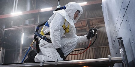 Arbeiter mit PSA beim Lackieren
