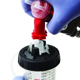 Befestigung des Druckbechers an der Accuspray™ Lackierpistole