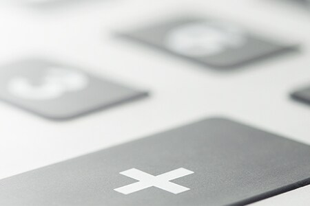 Plus-Taste auf einer Tastatur
