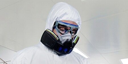 Lackierer mit Halbmaske
