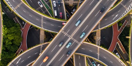 Abgasreinigung, viele Autos, die auf einer Autobahn fahren
