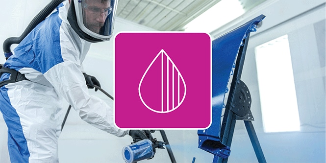 Lacktechniker beim Spritzen eines Fahrzeugteils mit einem illustrativen Farbtropfen-Symbol über dem Bild
